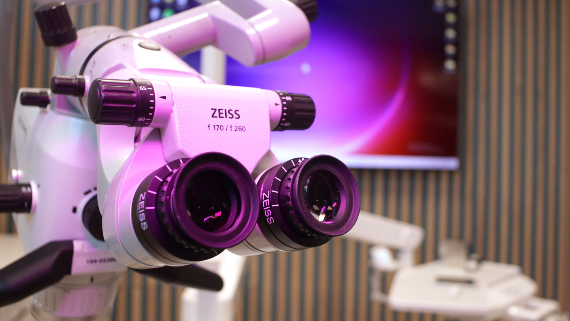 Zeiss microscope on easily moveable arm.